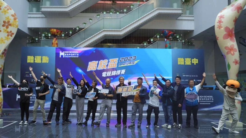 開幕典禮來賓合影與阿q做出滿腹正能量手勢為選手加油打氣。官方提供