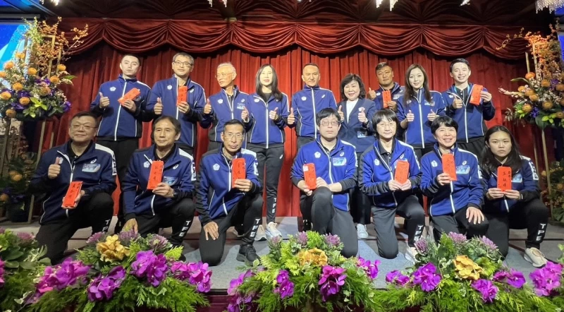 愛爾麗總裁常如山後排(右5)頒發獎金給亞帕運選手和教練。愛爾麗提供