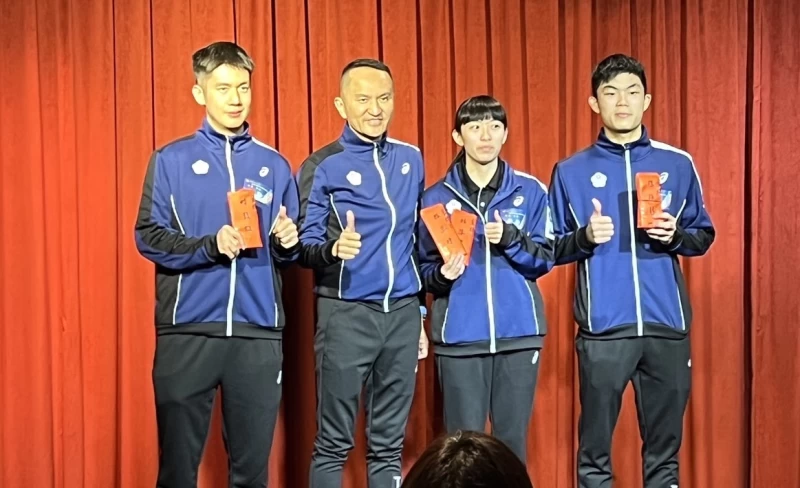 愛爾麗裁常如山(左2)頒發金牌獎金，2金桌球女將林姿妤(右2)獲最大獎。愛爾麗提供