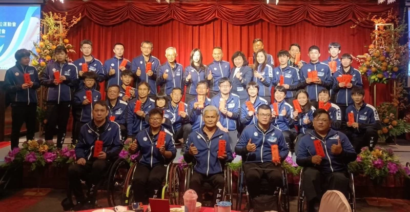 獲愛爾麗頒發獎金的選手和教練大合照。愛爾麗提供