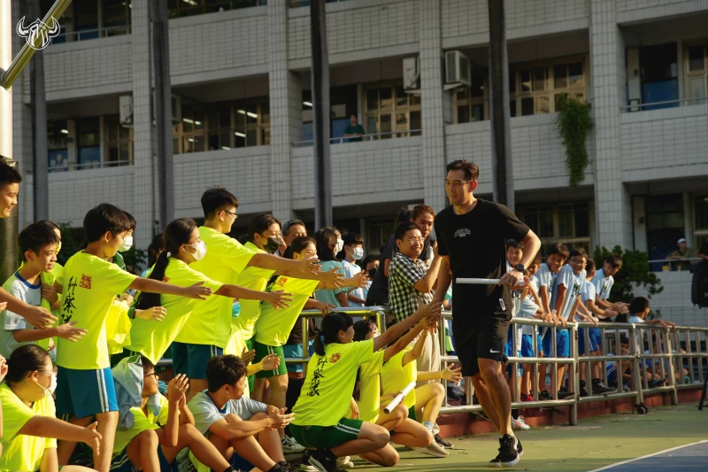 鋼鐵人全員與陽明國中男女籃以及250位同學同樂。官方提供
