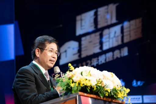 教育部潘文忠部長出席112年運動企業認證授證典禮並致詞,頒發認證予運動企業。官方提供