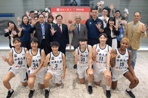 世新女籃與遠雄人壽運動企業產學大會師圓滿成功,雙方合影預祝女籃五連霸。官方提供