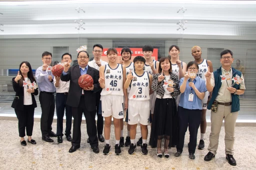 於遠雄人壽服務的世新校友代表團與猛虎小妞合影祝福女籃蟬聯第一。官方提供