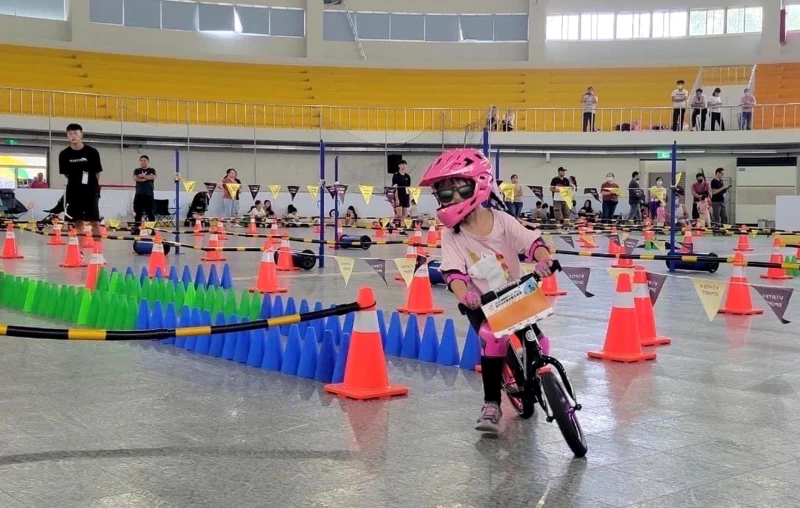 美濃場設計室內障礙賽,小朋友各顯神通賣力衝向終點。高雄市運發局提供