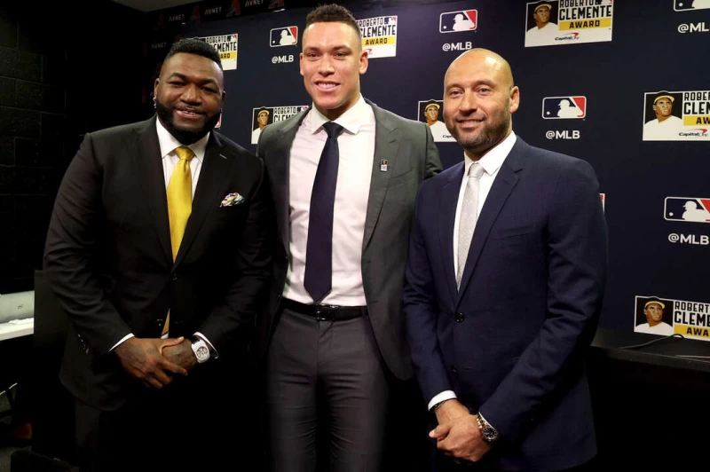 紐約洋基「法官」賈吉(Aaron Judge,中)獲得「克萊門特獎」(Roberto Clemente Award)。法新社