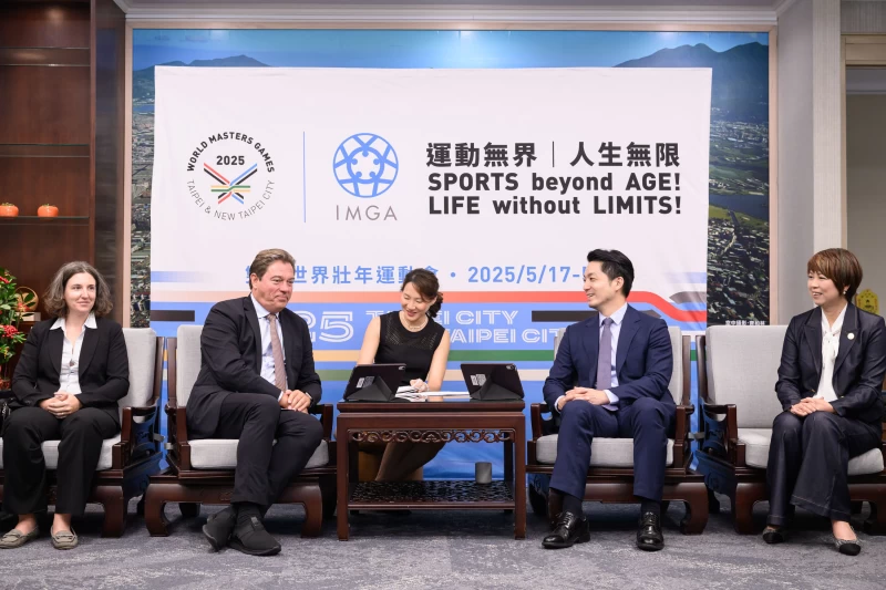 IMGA執行長Holm左2及IMGA競賽總監Hayward(左1)拜會臺北市長暨2025雙北世壯運組委會主任委員蔣萬安(右2)及新北市副秘書長暨2025雙北世壯運執委會副主任委員龔雅雯(右1)。官方提供
