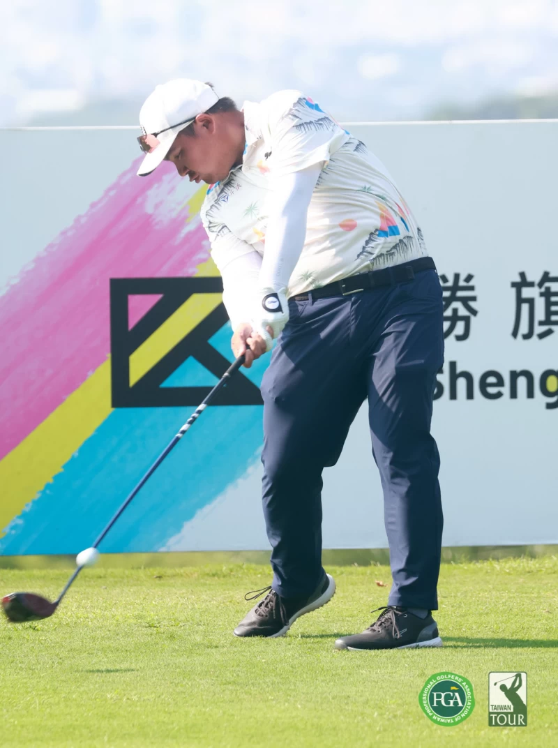 第二回合黃頎擊出63桿兩回合以 9暫並列第三。鍾豐榮攝
