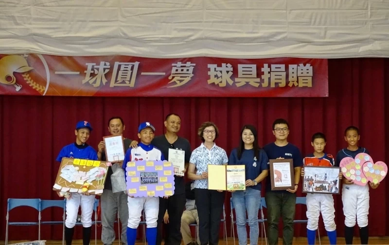 華南金控副總經理林貴姬(左5)代表捐贈百萬基層棒球培育基金=, 購買球具贈予台東卑南國小、桃源國小、新生國中及泰源國中等4所棒球隊 。官方提供