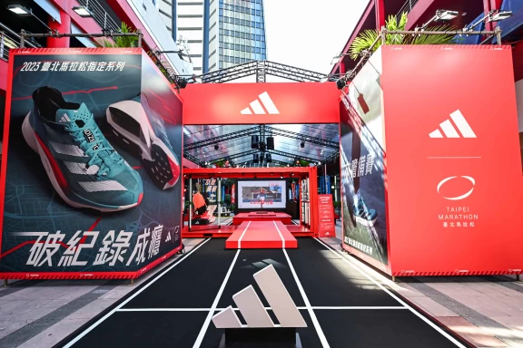 adidas adizero runbase飆速跑者基地,即日起正式降落於信義威秀徒步區。官方提供