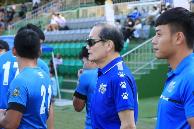 台北元坤多位主將缺陣,領隊杜元坤(中)鼓勵年輕球員要扛起重任,藉此機會成長茁壯。台北元坤隊提供