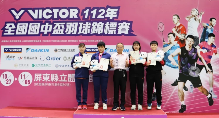 合庫北市中山藍陳昱熹／陳欣彤奪得國中盃女雙冠軍，由屏東縣議員林明順頒獎。羽協提供