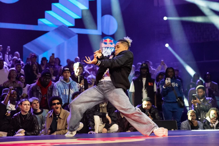 Red Bull dance your style四強賽中waackxxxy對上美國選手the crown,兩人一度平手加賽現場賽事相當刺激。Red Bull 提供