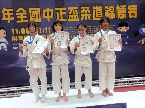新北錦和高中沈少云(左二)奪得國女第一級金牌。姚瑞宸攝