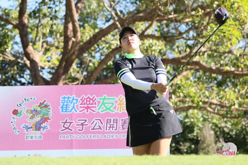 劉嬿第二輪打出8鳥1柏忌的65桿佳績,以兩回合總桿負10桿的134桿衝上並列領先。TLPGA提供/葉勇宏攝
