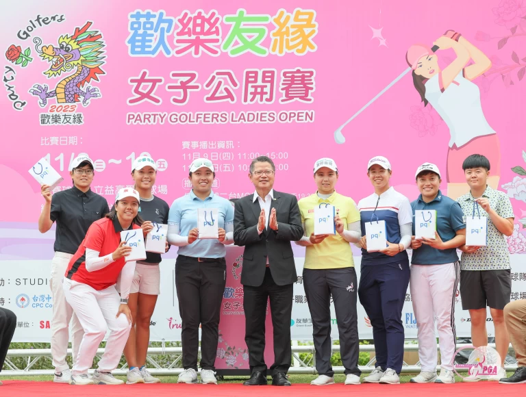 歡樂友緣高爾夫球隊副會長陳茂仁中頒發由pqi所提供的台灣前10名特別獎給選手。TLPGA提供/葉勇宏攝