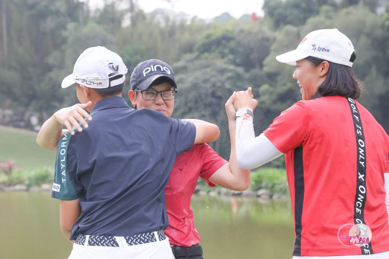 陳伶潔奪冠後好友們紛紛上前潑水擁抱慶賀=. TLPGA提供/葉勇宏攝