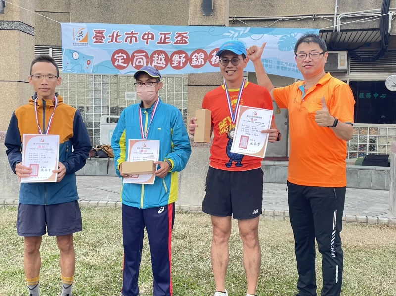 男子菁英組冠軍王彰盟(左)和亞軍柳旻宏(左二),潘志偉(右二)為第三名。大會提供