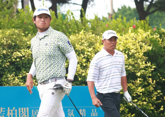 蔡凱任(左)和蔡啟煌四回合同桿進行延長賽。鍾豐榮攝