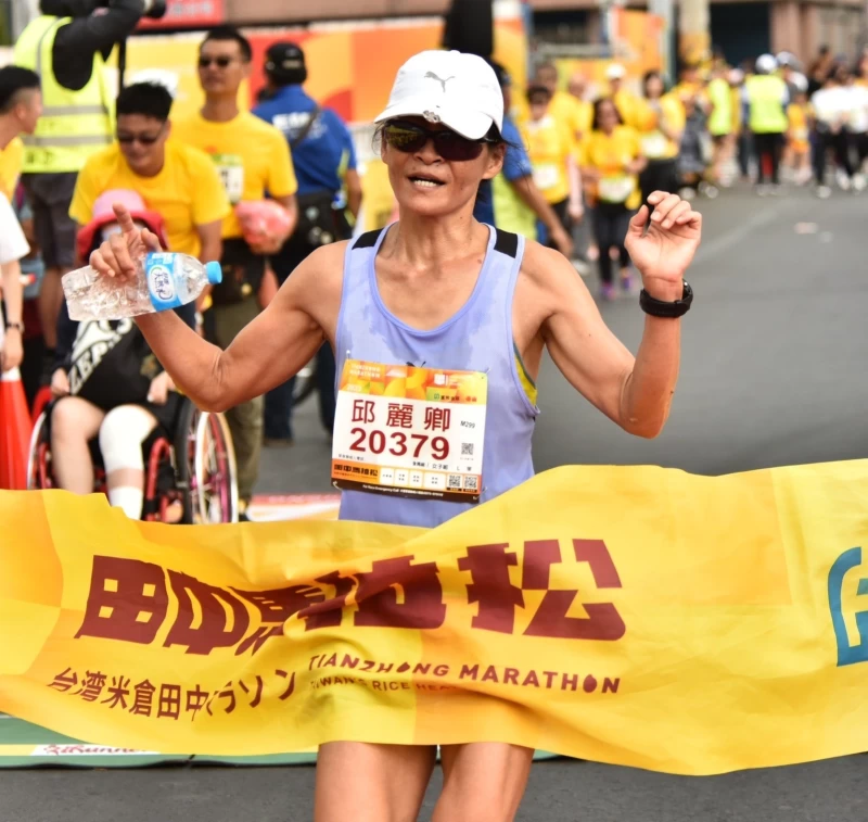 全馬女總一則是邱麗卿以 03:06:52 成績再度奪下后冠。官方提供