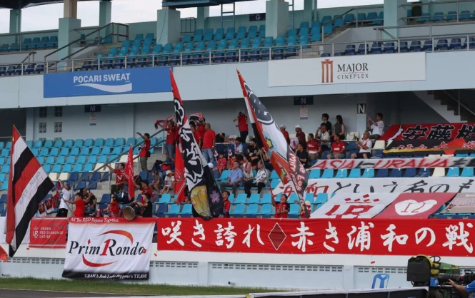 浦和紅鑽啦啦隊氣勢十足。詹健全攝