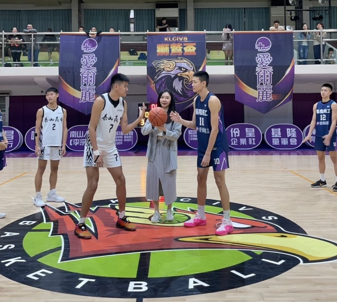 愛爾麗行銷總監蔡家芝(右2)為比賽開球。愛爾麗提供