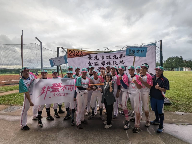 2023 臺北市旅北都全國原住民族慢壘錦標賽公開組由榮隆建材隊勇奪冠軍 。(主辦單位提供)