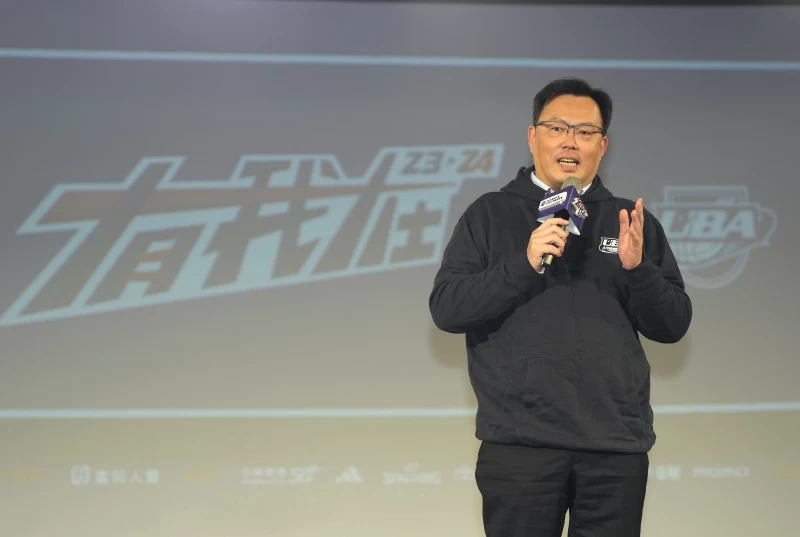 教育部體育署鄭世忠署長代表出席112學年度大專籃球聯賽UBA開賽記者會致詞勉勵選手。大會提供