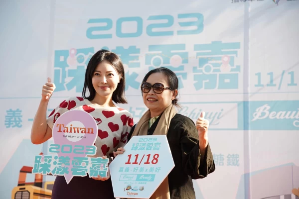 最美書法家趙心妍(左)與雲林縣口湖鄉金湖休閒農業發展協會專案經理蔡云姍。交通部觀光署雲管處 提供
