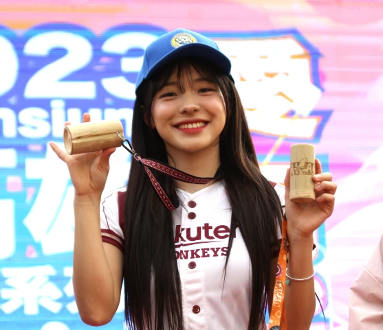 李多慧很高興地戴上運發局局長侯尊堯特別致贈愛運動帽子及原住民獨一無二竹製杯子。高雄運動發展局/提供