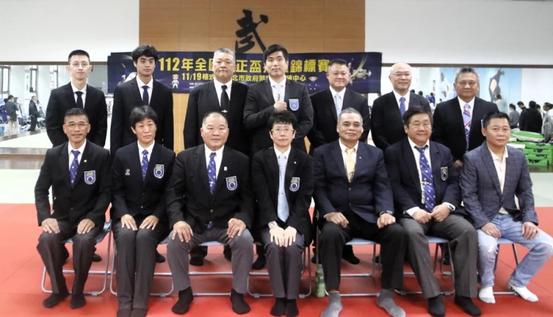 「112年全國中正盃柔道錦標賽格式組」裁判群合影。姚瑞宸攝