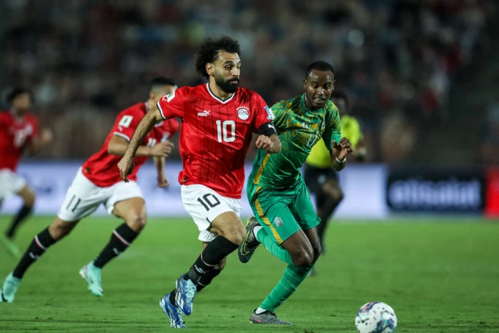 埃及一哥薩拉(Mohamed Salah)差一點遭侵入場的球迷襲擊。法新社