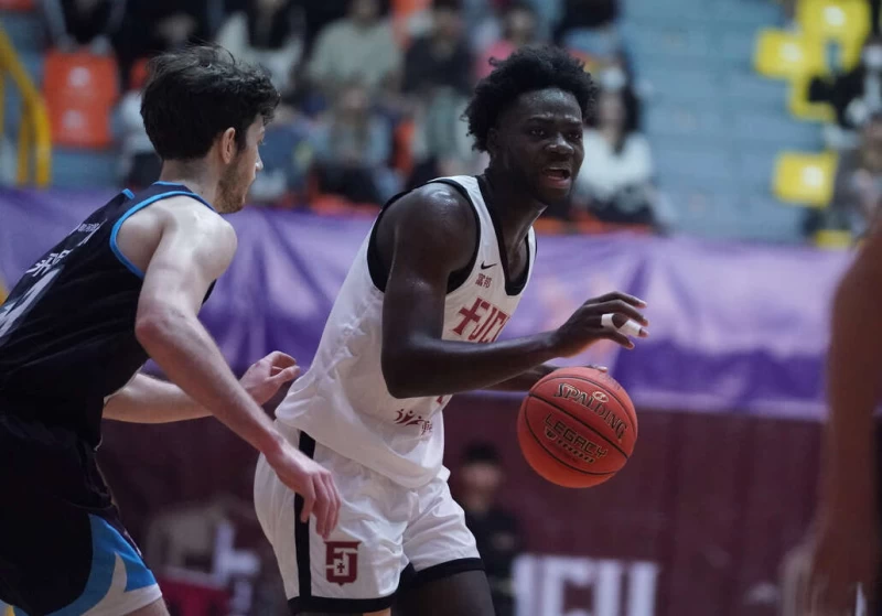 輔大凱德爾17分19籃板。大專體總提供
