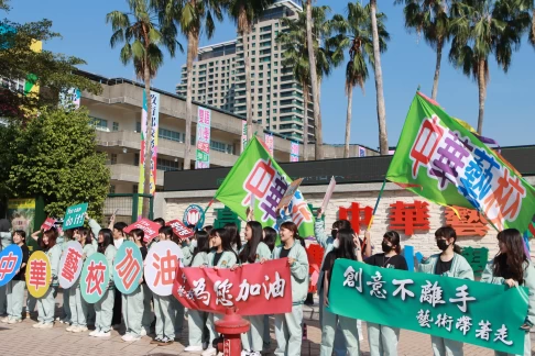 高雄富邦馬拉松26日開跑,中華藝校組城市啦啦隊為選手加油。高雄市運動發展局提供