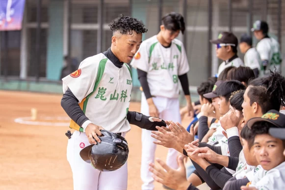 崑山林郁誠敲犧牲高飛球送回致勝分。大專體總提供
