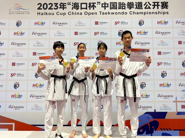 江宜珊(左起),劉侑芸、江宜璇、蔡昇良摘下金牌。江亘松提供