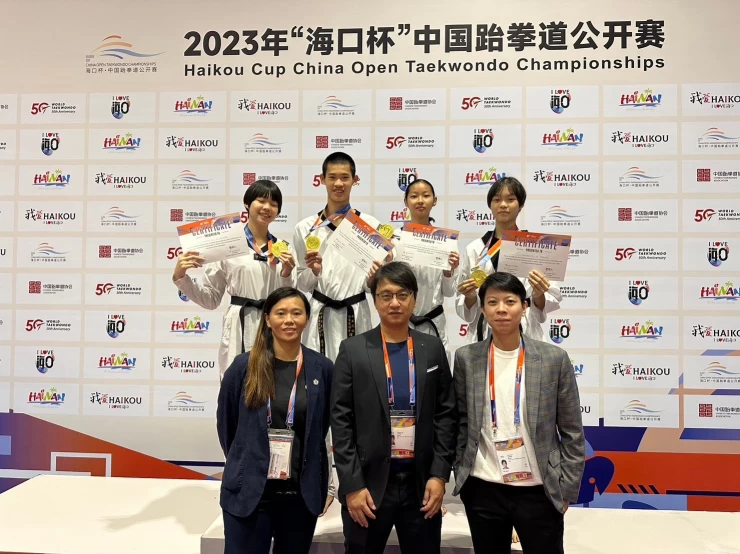 後排選手左至右(江宜珊,蔡昇良,劉侑芸、江宜璇),前排教練左至右(張瓊芳、鄭嘉慶、張芝樺)江亘松提供
