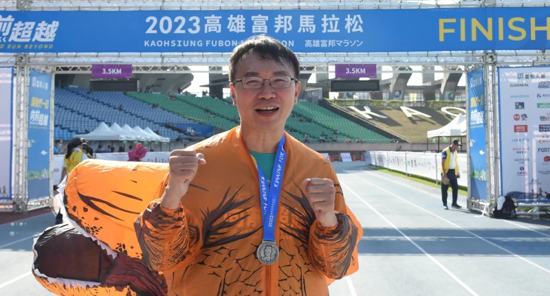 運發局侯尊堯局長穿上恐龍裝,與市民同樂。高雄運發局提供