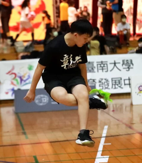 彰化高中吳東穎在計次賽踼出32下不落地佳績。(臺南大學提供)