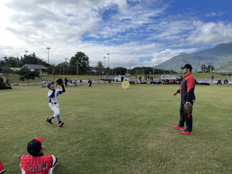 林智勝擔任棒球教室教練。原棒協提供