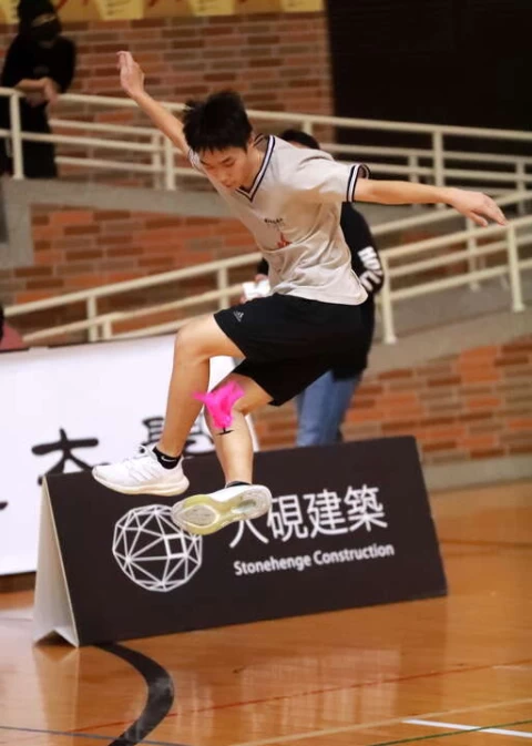 踼毽個人計次賽彰化高中黃品叡動作流暢。(臺南大學提供)