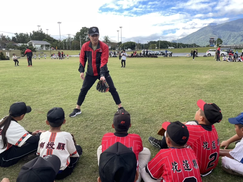 陳鏞基指導守備。原棒協提供