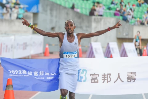 全馬男子冠軍肯亞stephen mungathia mugambi。高雄運發局提供
