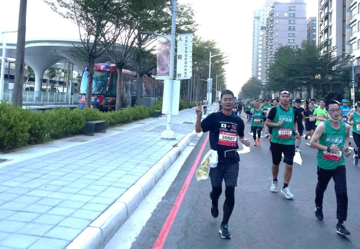 館山市市長對於高雄的輕軌感到格外的好奇 圖片來源：醫護鐵人提供