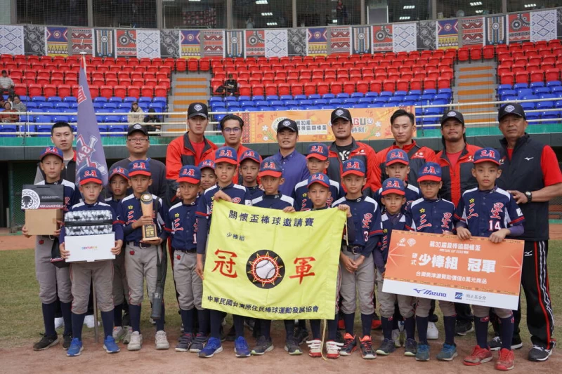 三星拿下隊史第五冠,球員拿到CENTURION百夫長限定款旅行箱。原棒協提供