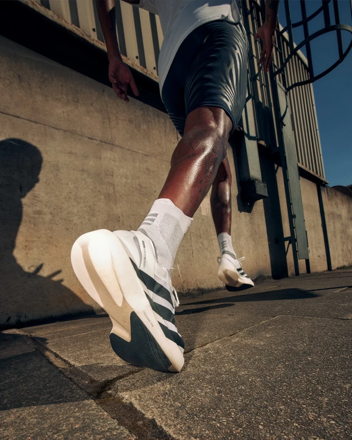 全新 adizero adios pro evo 1黑技術創造輕量 40 ,歷史性138克跑鞋驚艷登場。官方提供