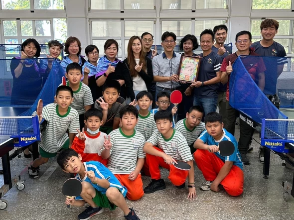 高雄市鼓山區中山國小桌球隊「愛在滾動」,送發球機到美濃區中壇國小。官方提供