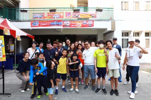 高雄市鼓山區中山國小桌球隊總動員,在校慶運動園遊會中,為愛義賣!官方提供