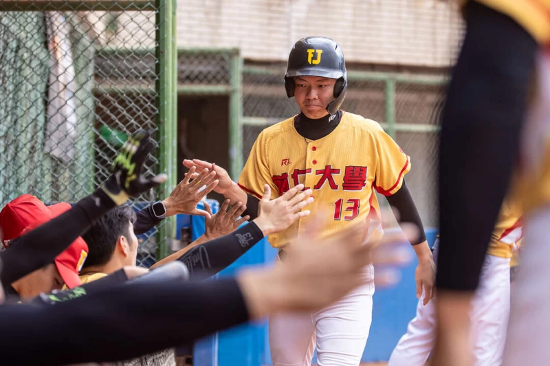 輔大隊長涂昱豪敲回勝利打點。大專體總提供