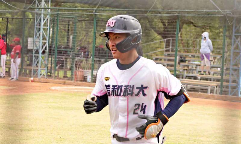 陳煜盛代打跑回場內全壘打後,回到休息區「戴套揍人」。顏如玉攝